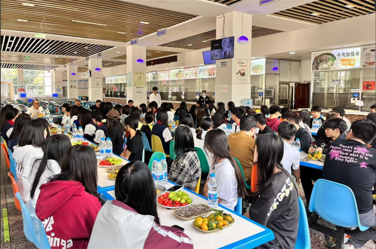 学校组织召开食品安全座谈会